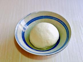 再揉成面团进行发酵，休息保持面团的湿度。