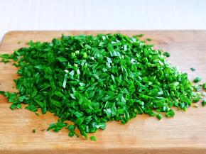 韭菜洗干净，切碎。