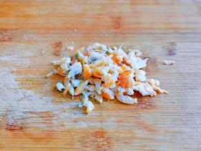 虾干提前冷水泡发，再切小块。