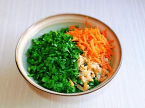 切好的韭菜放入大口器具中，加入切好的虾干，胡萝卜碎。