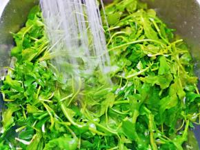 买回来的荠菜，冷水冲洗，再用盐水泡15分钟。