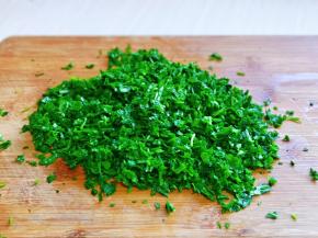 再将荠菜切碎。