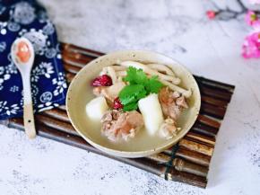 盛出装入汤碗中，加入洗干净的香菜。