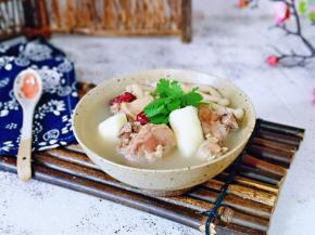 寒冷的冬季，汤是我家必备的菜品。