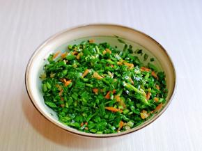 加入适量食用油，搅拌均匀。