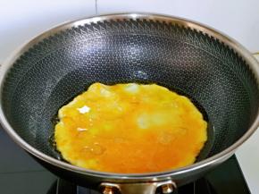 起油锅，倒入打散的蛋液， 小火煎蛋，煎至凝固后再铲碎。