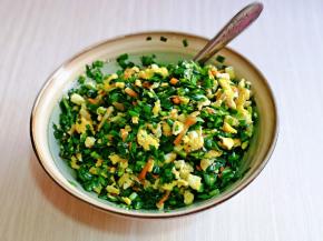 加入拌好的韭菜中，加入十三香，盐，生抽搅拌均匀。