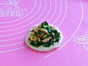 取一块面团，用擀面杖擀圆饼，再加入调好的馅。