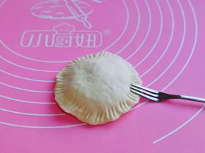 再叠加上一张饼皮，一圈捏紧，再用叉子将一圈压出花纹，也可以省略。