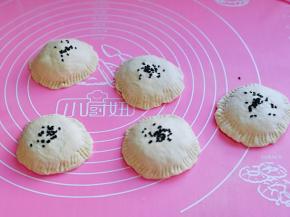 依次做完，表面撒上黑芝麻，轻轻按一下。(发酵好的面团我先做了一半，另一半等宝贝回来再做哈)