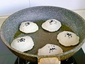 起油锅，放入韭菜饼，盖上盖子小火煎饼。