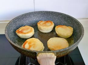 大约3分钟的样子，已经金黄，翻一面盖上盖子再煎3分钟。