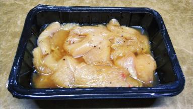 鸡胸肉切片用蜂蜜、蚝油、蒜蓉、盐腌20分钟