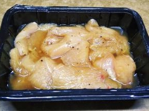 鸡胸肉切片用蜂蜜、蚝油、蒜蓉、盐腌20分钟
