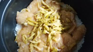 将鸡胸肉、榨菜放入即将煮好的饭里