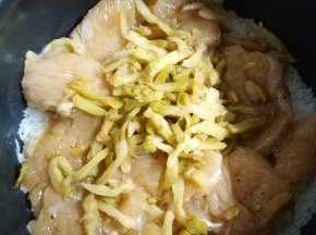 将鸡胸肉、榨菜放入即将煮好的饭里