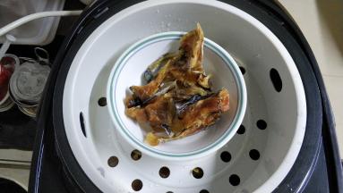 再放上鱼干，盖上盖子继续煮