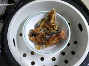 再放上鱼干，盖上盖子继续煮