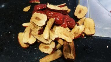 红枣去核切片备用