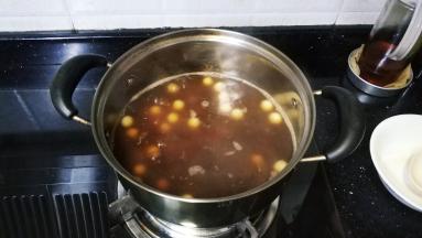 锅裏放入足够的水，水开后放入红糖和小丸子煮开