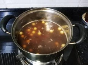 锅裏放入足够的水，水开后放入红糖和小丸子煮开