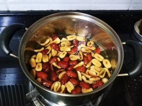放入红枣