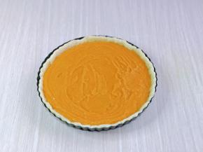 取出烤好的派皮，将豆子与油纸拿掉，倒入做好的派馅，八分满即可，这个量七寸的模具正好。