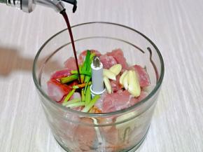 加入生抽，我用绞肉机直接拌馅。