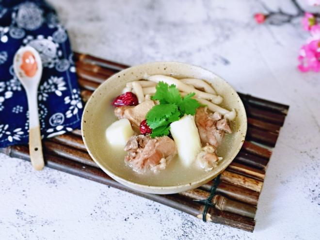 鸭肉山药海鲜菇汤