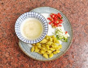 香葱，小米椒，泡椒切成小段，莲藕去皮切小丁，注意:用清水冲洗去多余的淀粉，为了防止它氧化，可放清水中浸泡，再把泡椒水，白醋糖混合成碗汁备用