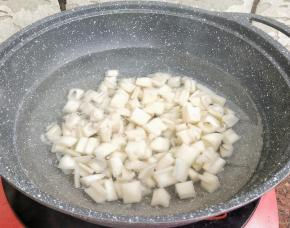锅里做水烧开，在里边加入一些醋和食用盐，倒入藕丁煮个两分钟