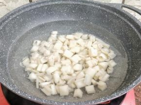 锅里做水烧开，在里边加入一些醋和食用盐，倒入藕丁煮个两分钟