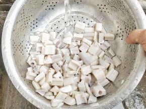 捞出来用清水冲洗降温，过完水后迅速降温，口感会更脆更好吃