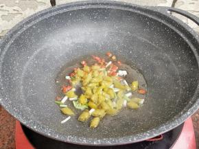 热锅凉油下小米椒，葱白，泡椒煸出香味