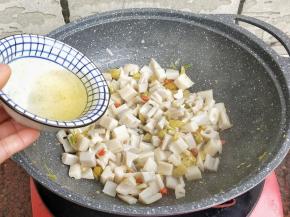 这个时候倒入碗汁