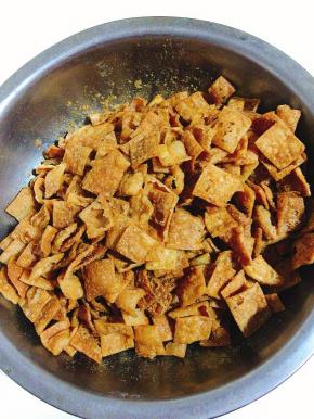 翻拌均匀即可享用啦！又香又脆，下酒或者当作追剧小零食都特别棒！