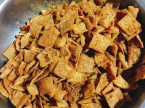 翻拌均匀即可享用啦！又香又脆，下酒或者当作追剧小零食都特别棒！