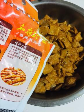 撒入适量的烧烤料！