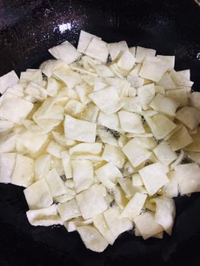 油温七成热放入面块儿！用筷子划散！