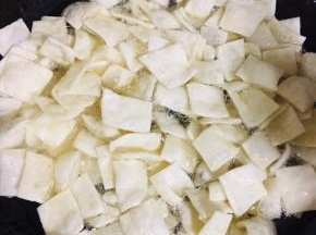 油温七成热放入面块儿！用筷子划散！