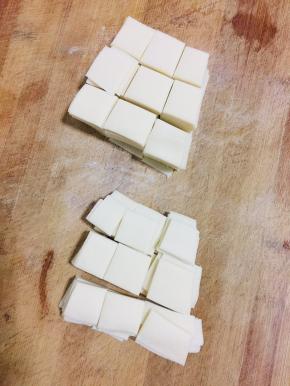 把饺子皮切成小块儿备用！