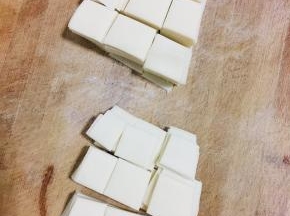 把饺子皮切成小块儿备用！