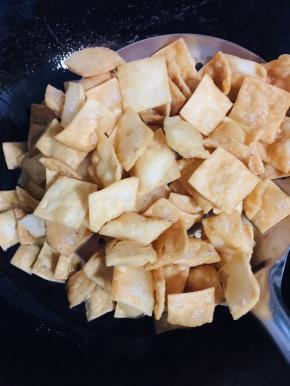 中小火炸至两面金黄色捞出控油！