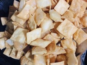 中小火炸至两面金黄色捞出控油！