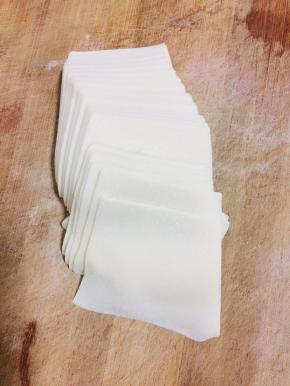 昨天包饺子剩余的饺子皮！