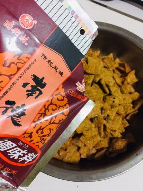 再放入适量的麻辣粉！不喜欢吃辣的也可以不放哦！