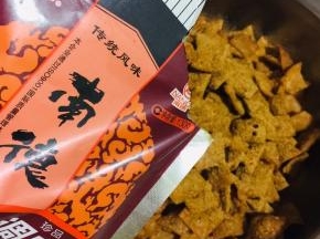 再放入适量的麻辣粉！不喜欢吃辣的也可以不放哦！