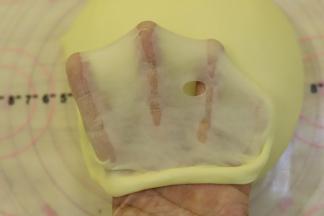 取出面团，检测面团状态，能拉出如图一样有韧性不易破的手套膜（完全扩展状态）。