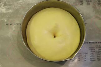 手沾面粉插入面团，不塌陷不回缩的肚脐眼即发酵完成。