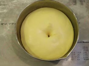 手沾面粉插入面团，不塌陷不回缩的肚脐眼即发酵完成。